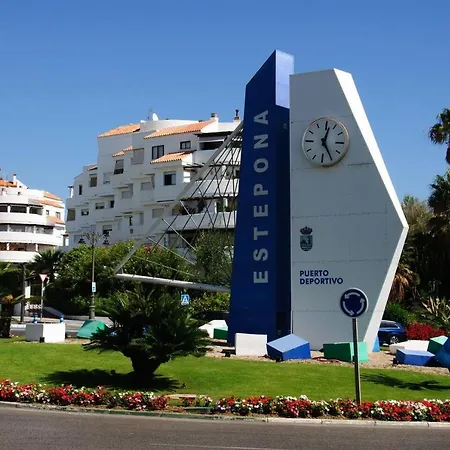 - Sleeps 4 - Pool - Parking Apartment Estepona