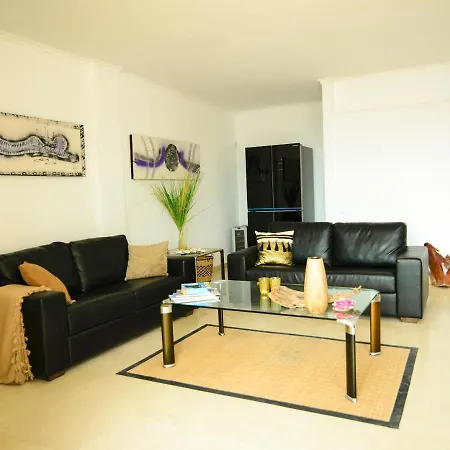 - Sleeps 4 - Pool - Parking