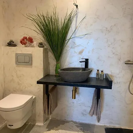 - Sleeps 4 - Pool - Parking *